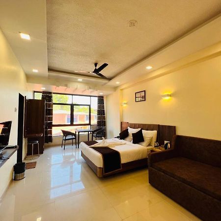 Arya Resort And Spa มหาบาเลชวาร์ ภายนอก รูปภาพ