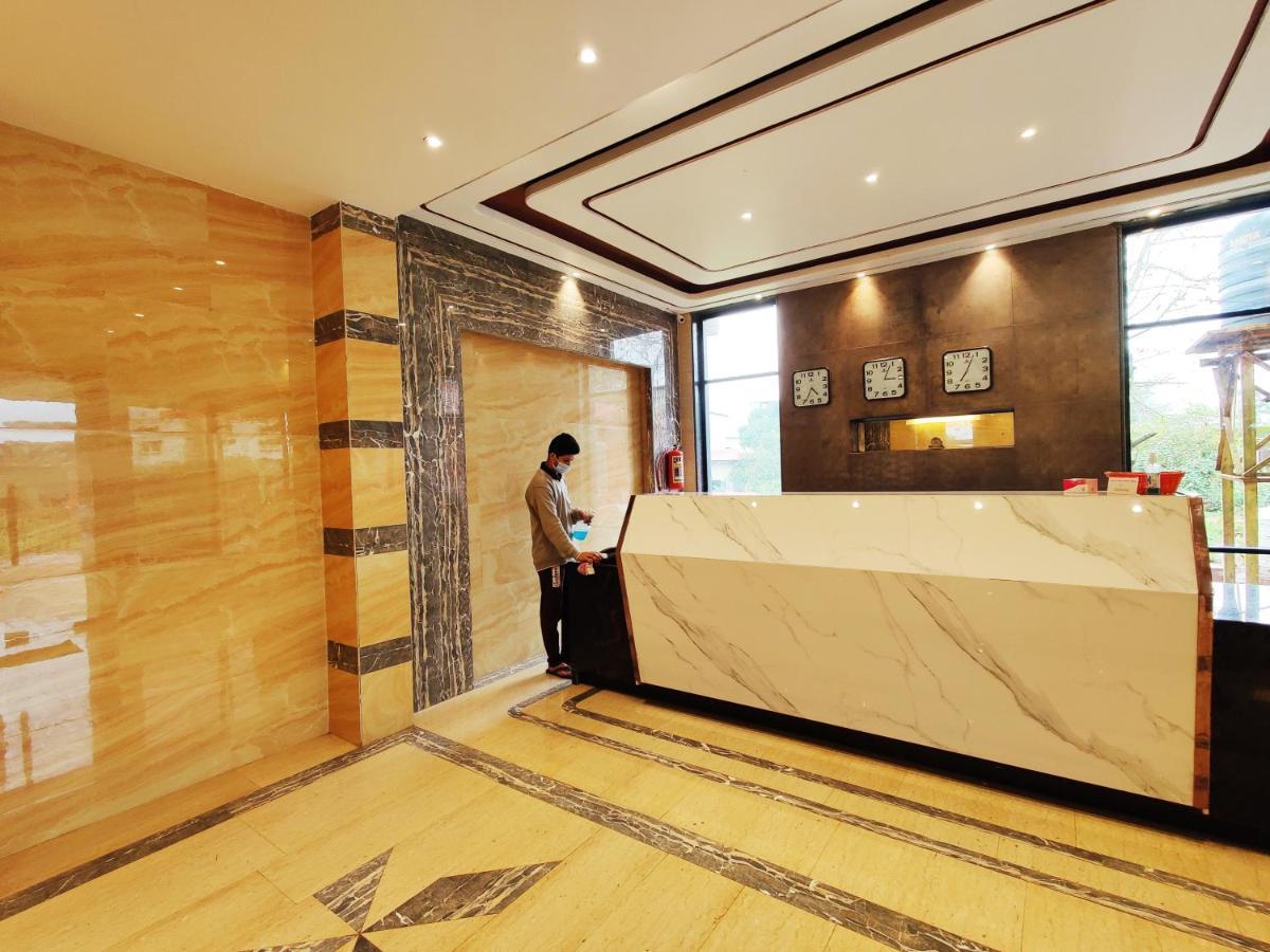 Arya Resort And Spa มหาบาเลชวาร์ ภายนอก รูปภาพ