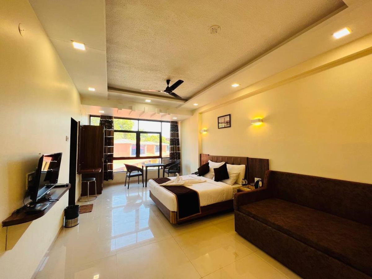 Arya Resort And Spa มหาบาเลชวาร์ ภายนอก รูปภาพ