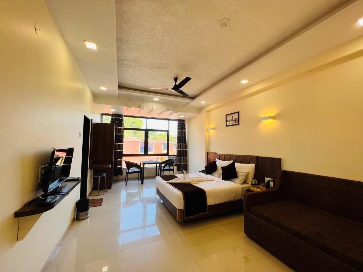Arya Resort And Spa มหาบาเลชวาร์ ภายนอก รูปภาพ